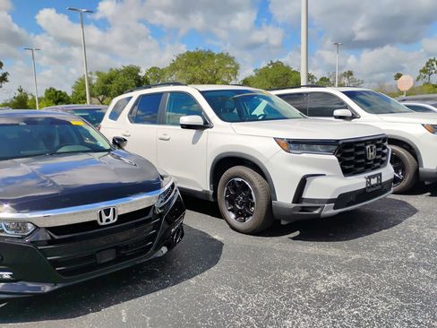 Used 2025 Honda Pilot EX-L image 2