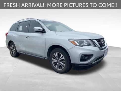 Used 2019 Nissan Pathfinder SV image 2