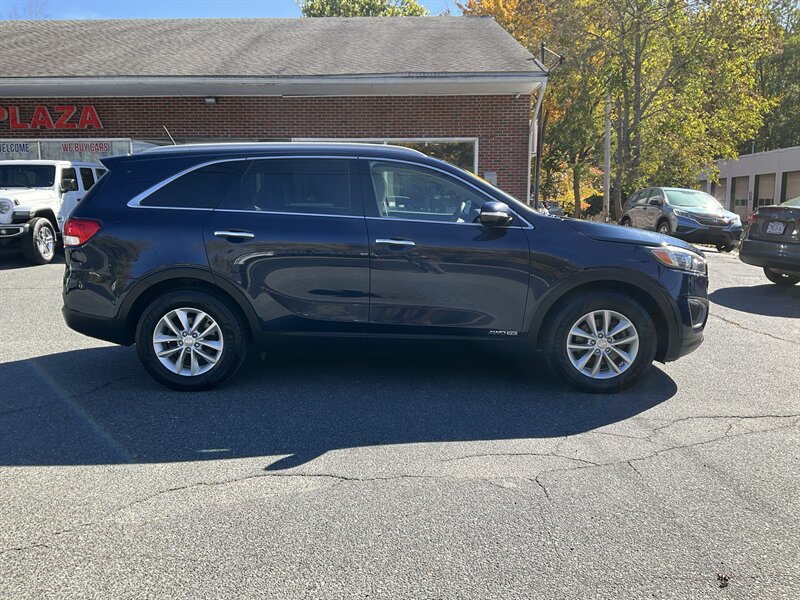 Used 2017 Kia Sorento AWD image 4