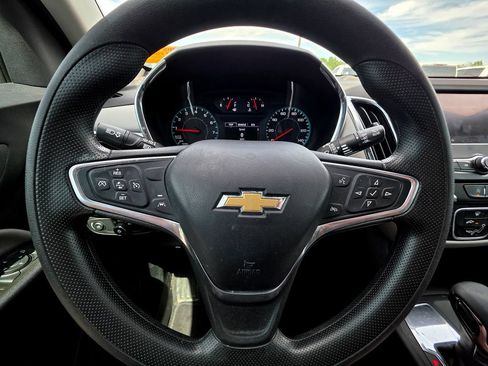 Used 2023 Chevrolet Equinox LS FWD image 17