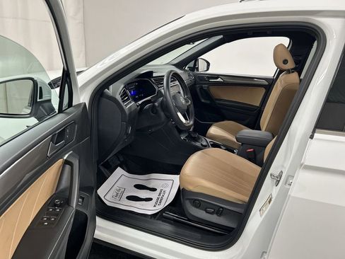 Used 2024 Volkswagen Tiguan SE w/ Panoramic Sunroof Package image 9
