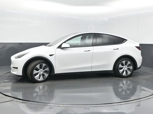 Used 2024 Tesla Model Y Long Range image 4