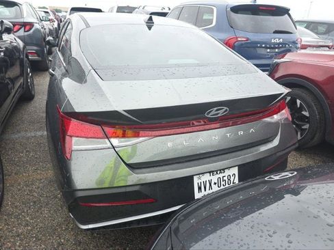 Used 2025 Hyundai Elantra SE FWD image 10