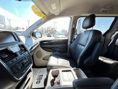 Used 2015 Chrysler Town & Country Touring w/ Driver Convenience Group image 52