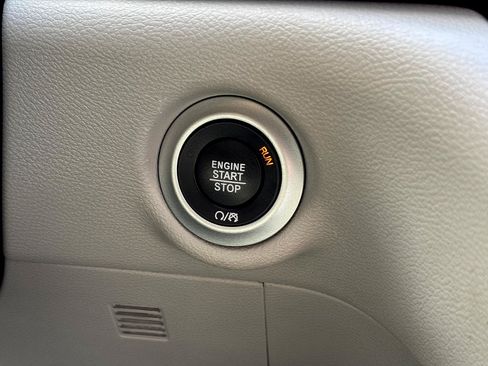 Used 2023 Chrysler Pacifica Touring-L FWD image 18