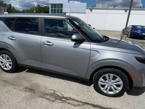 Used 2023 Kia Soul LX FWD image 3