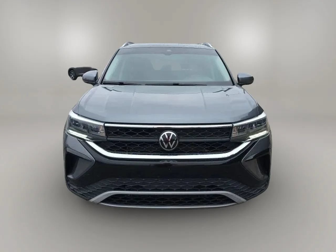 Used 2023 Volkswagen Taos SE w/ Panoramic Sunroof Package FWD image 4