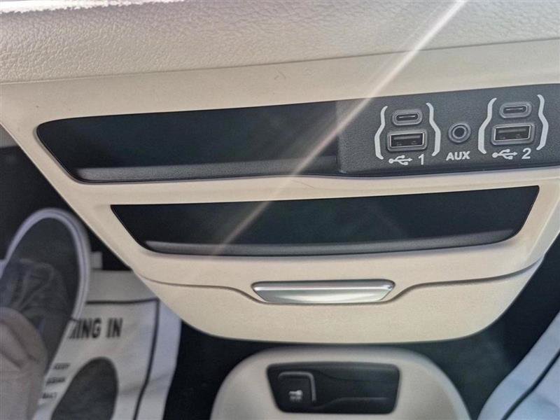 Used 2023 Chrysler Pacifica Touring-L FWD image 22