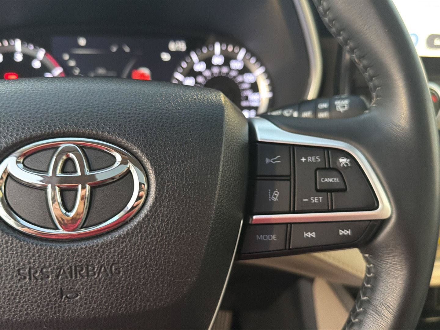 Used 2023 Toyota Highlander XLE FWD image 22