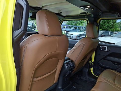 Used 2022 Jeep Wrangler Unlimited Sahara w/ Cold Weather Group AWD/4WD image 21