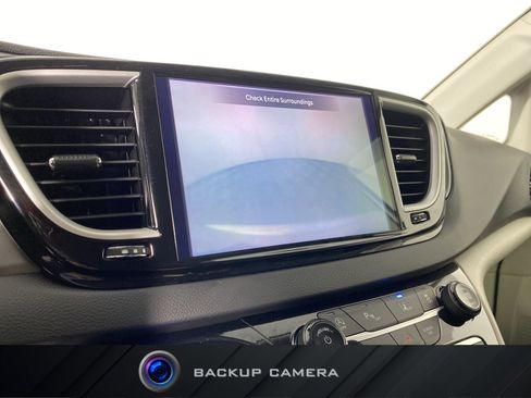 Used 2023 Chrysler Pacifica Touring-L image 4