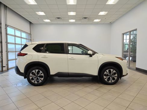 Used 2023 Nissan Rogue SV AWD/4WD image 2