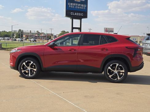 Used 2026 Chevrolet Trax RS w/ Sunroof Package FWD image 4
