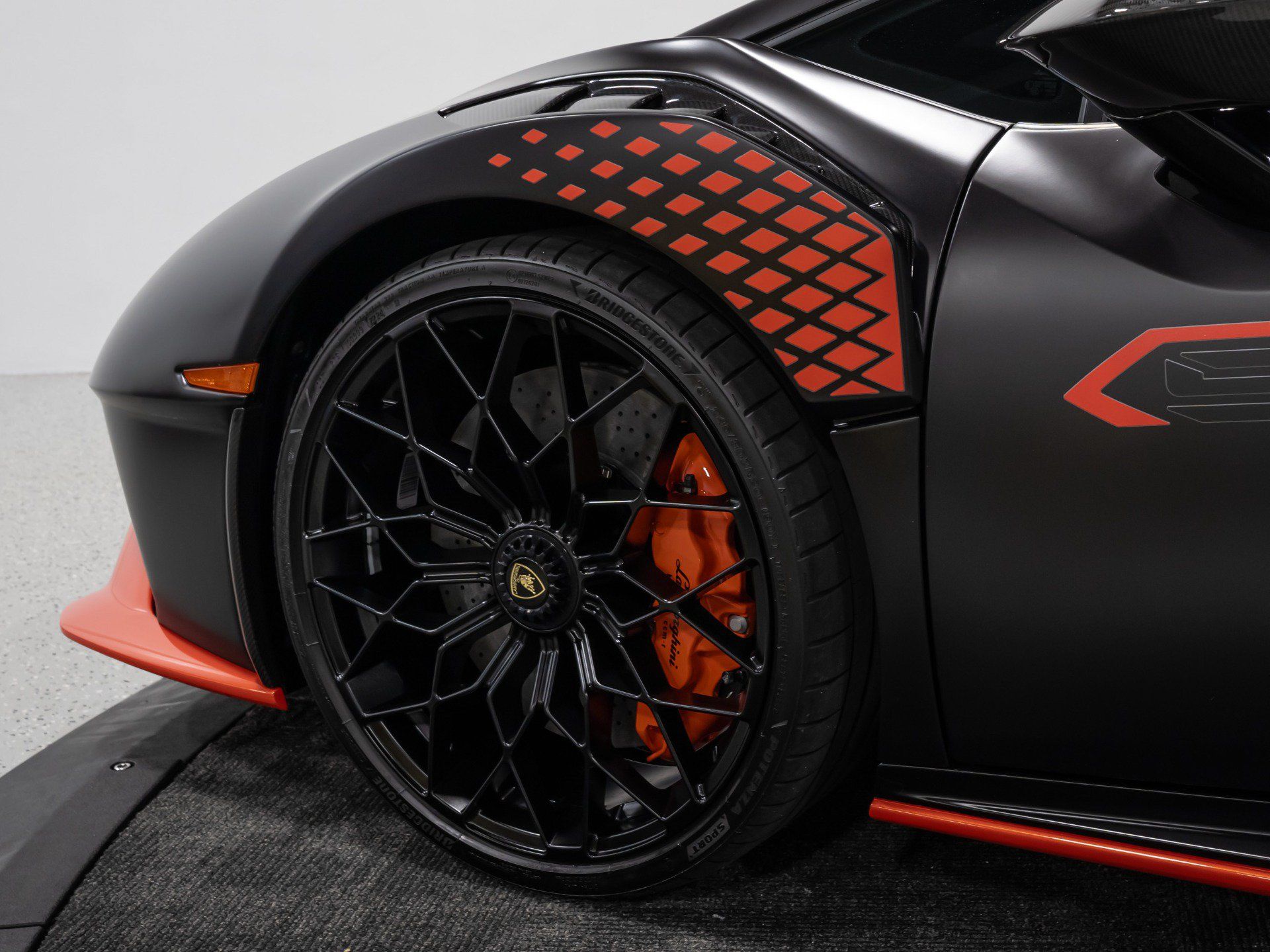 Used 2024 Lamborghini Huracan STO RWD image 41