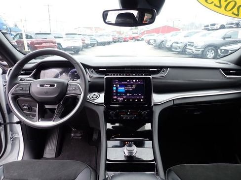 Used 2023 Jeep Grand Cherokee L Laredo image 17