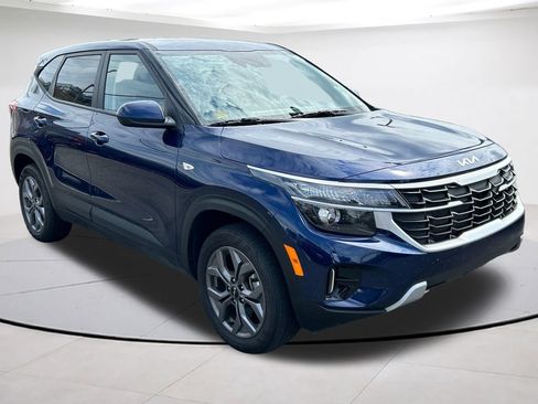 Certified 2025 Kia Seltos LX AWD/4WD image 1