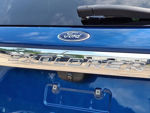 Used 2020 Ford Explorer XLT w/ Equipment Group 202A AWD/4WD image 32