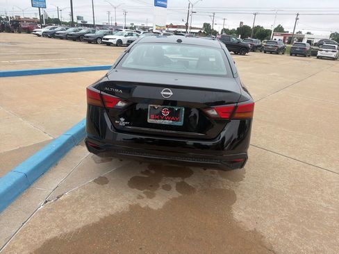 Used 2025 Nissan Altima 2.5 SV FWD image 11