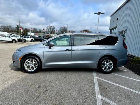 Used 2019 Chrysler Pacifica Touring Plus w/ Tire & Wheel Group image 4