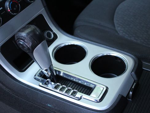 Used 2010 GMC Acadia SLE image 24