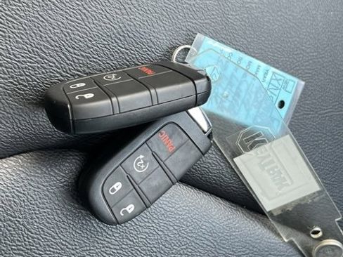 Used 2024 Jeep Compass Latitude w/ Sun and Sound Group image 33