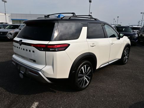 Certified 2024 Nissan Pathfinder Platinum AWD/4WD image 8