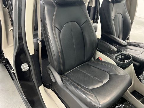 Used 2020 Chrysler Pacifica Touring-L image 29