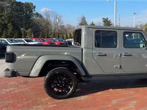 Used 2022 Jeep Gladiator Overland image 3