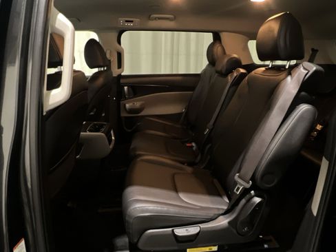 Used 2025 Kia Carnival FWD image 41