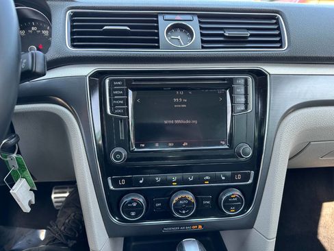 Used 2017 Volkswagen Passat 1.8T R-Line w/ R-Line Lighting Package image 37