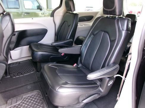 Used 2024 Chrysler Pacifica Touring-L FWD image 17