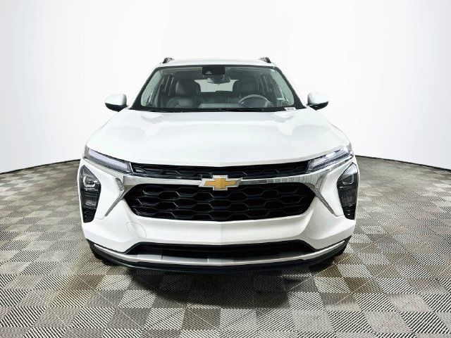 Used 2025 Chevrolet Trax LT FWD image 8