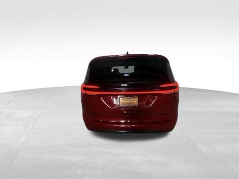 Certified 2025 Chrysler Pacifica Limited FWD image 9