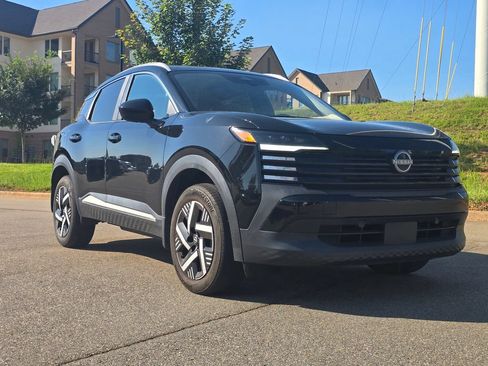 Used 2025 Nissan Kicks SV w/ SV Premium Package FWD image 33
