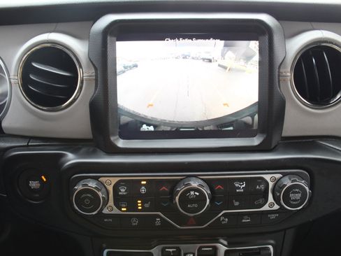 Used 2023 Jeep Wrangler Unlimited Sahara image 17