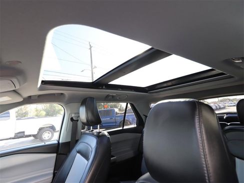 Certified 2022 Ford Explorer XLT w/ Equipment Group 202A image 4