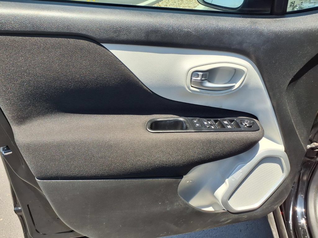 Used 2019 Jeep Renegade Latitude FWD image 25