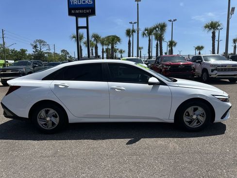 Used 2025 Hyundai Elantra SE FWD image 17
