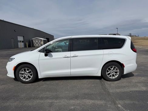 Used 2024 Chrysler Pacifica Touring-L image 4