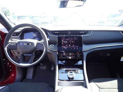 New 2025 Jeep Grand Cherokee Altitude image 14