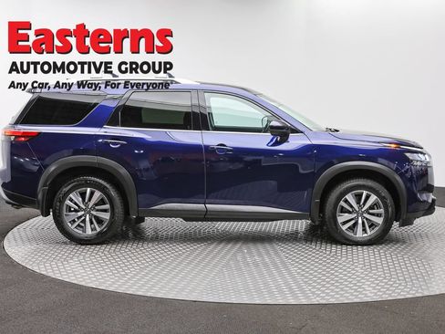 Used 2023 Nissan Pathfinder SL AWD/4WD image 3