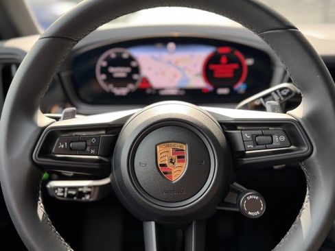 Used 2025 Porsche Cayenne image 18