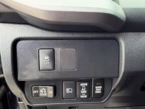 Used 2022 Toyota Tacoma TRD Off-Road w/ Technology Package AWD/4WD image 11
