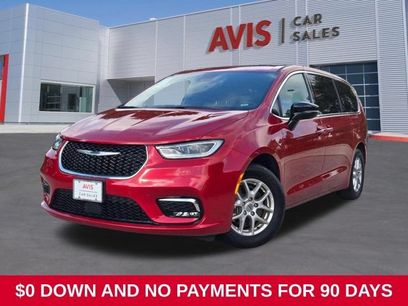 Used 2025 Chrysler Pacifica Select