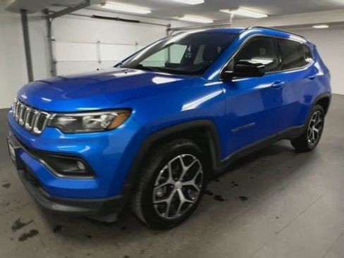 Used 2024 Jeep Compass Latitude AWD/4WD image 4