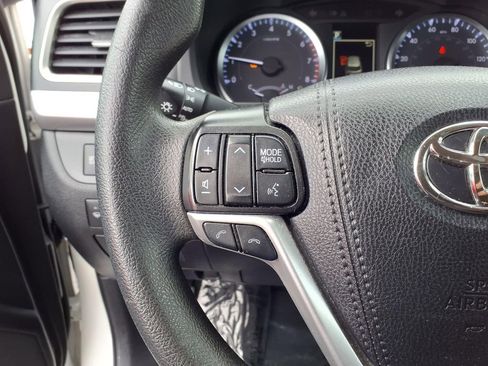 Used 2019 Toyota Highlander LE w/ Carpet Mat Package (TMS) image 17