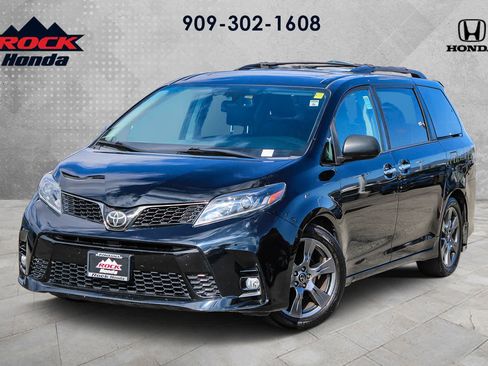 Used 2018 Toyota Sienna SE image 1