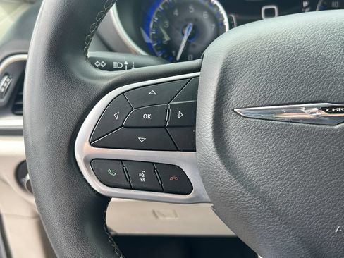 Used 2023 Chrysler Pacifica Touring-L FWD image 19