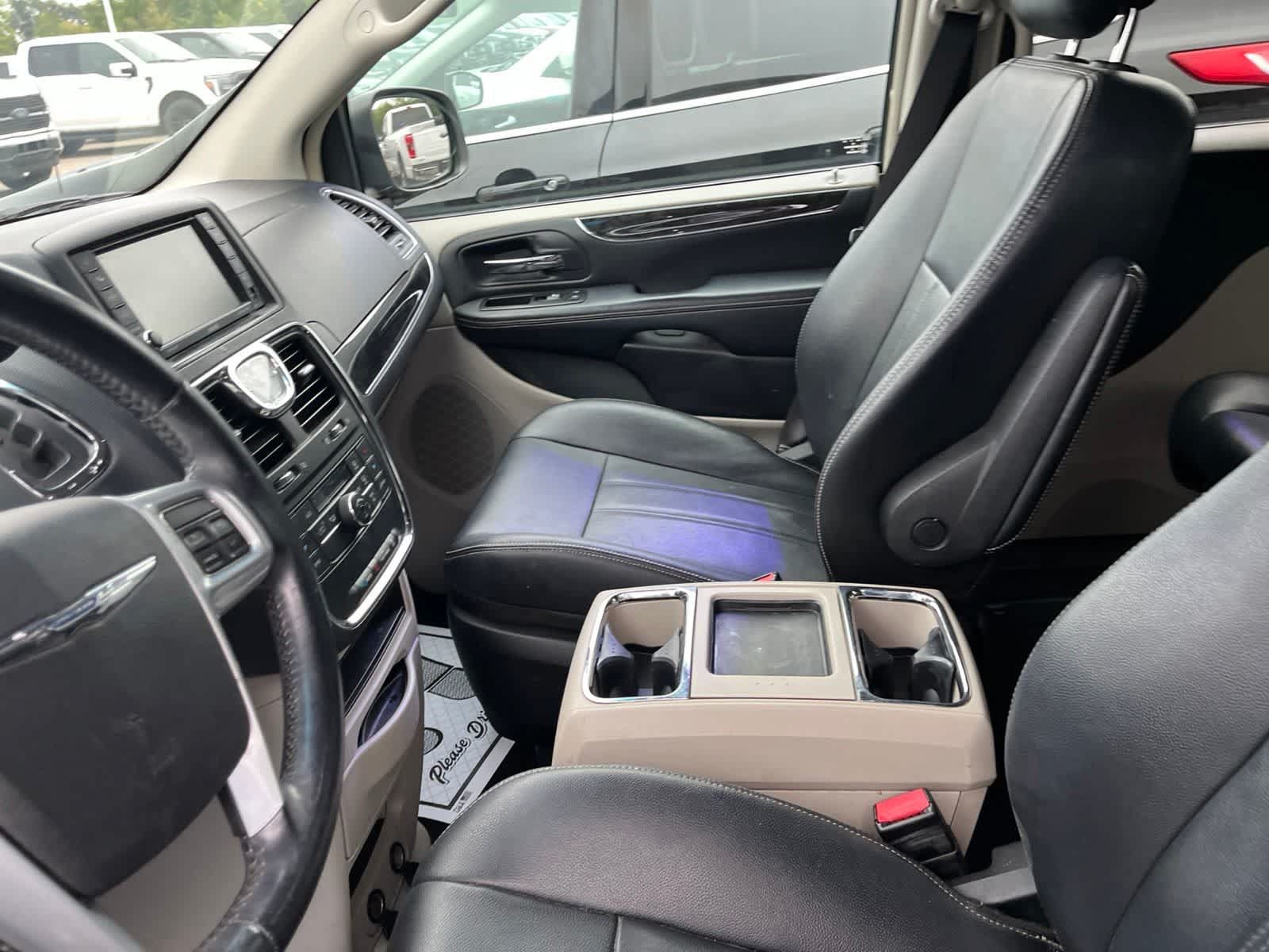 Used 2013 Chrysler Town & Country Touring FWD image 23