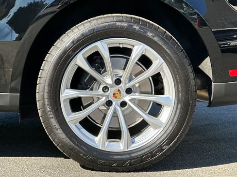 Certified 2025 Porsche Macan image 30